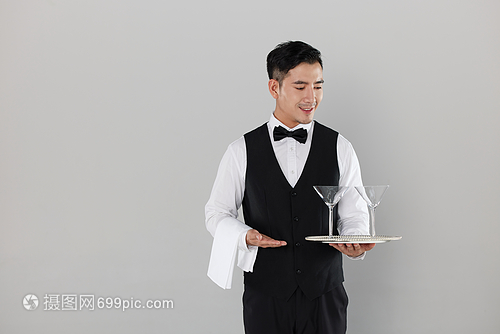 托著高腳杯的酒店服務生 餐飲配送服務的藝術與細節